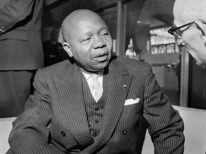 Leon MBA et le drapeau du Gabon